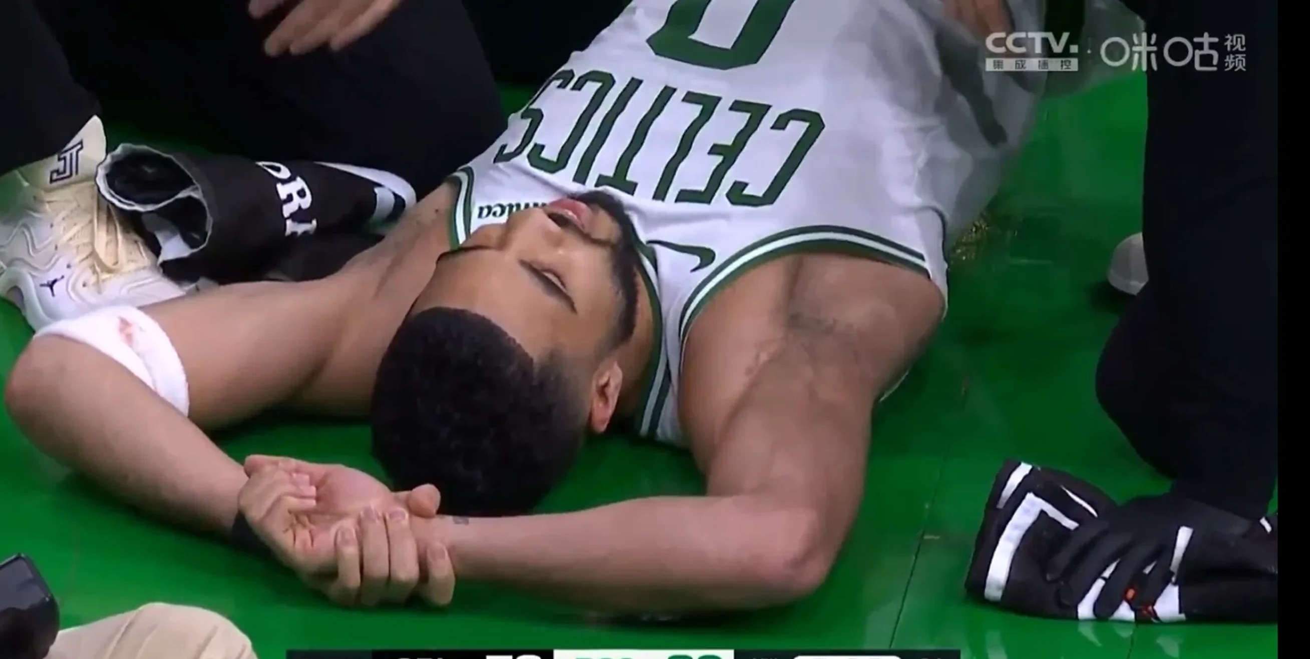 包含塔图姆在雄鹿比赛中持续失利，刷新纪录引发热议！观众掌声雷动的词条-金年会官方网站